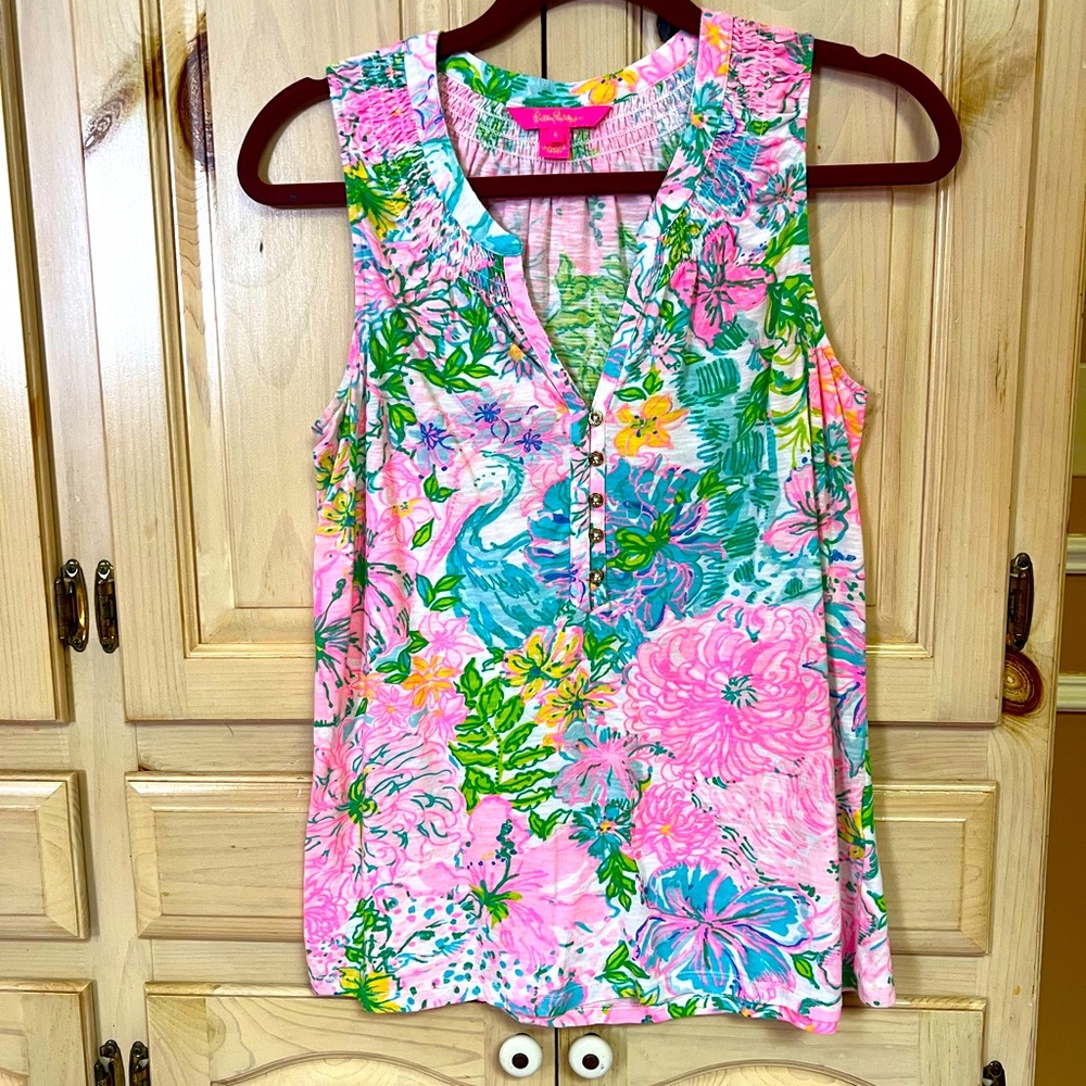 Elsa Lilly top with gold buttons, loose fit. Tropical print with pretty pinks.